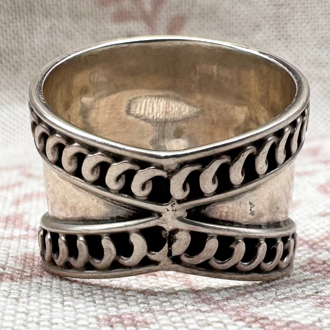Vintage silver wide band ring with green glass, size R.5/9