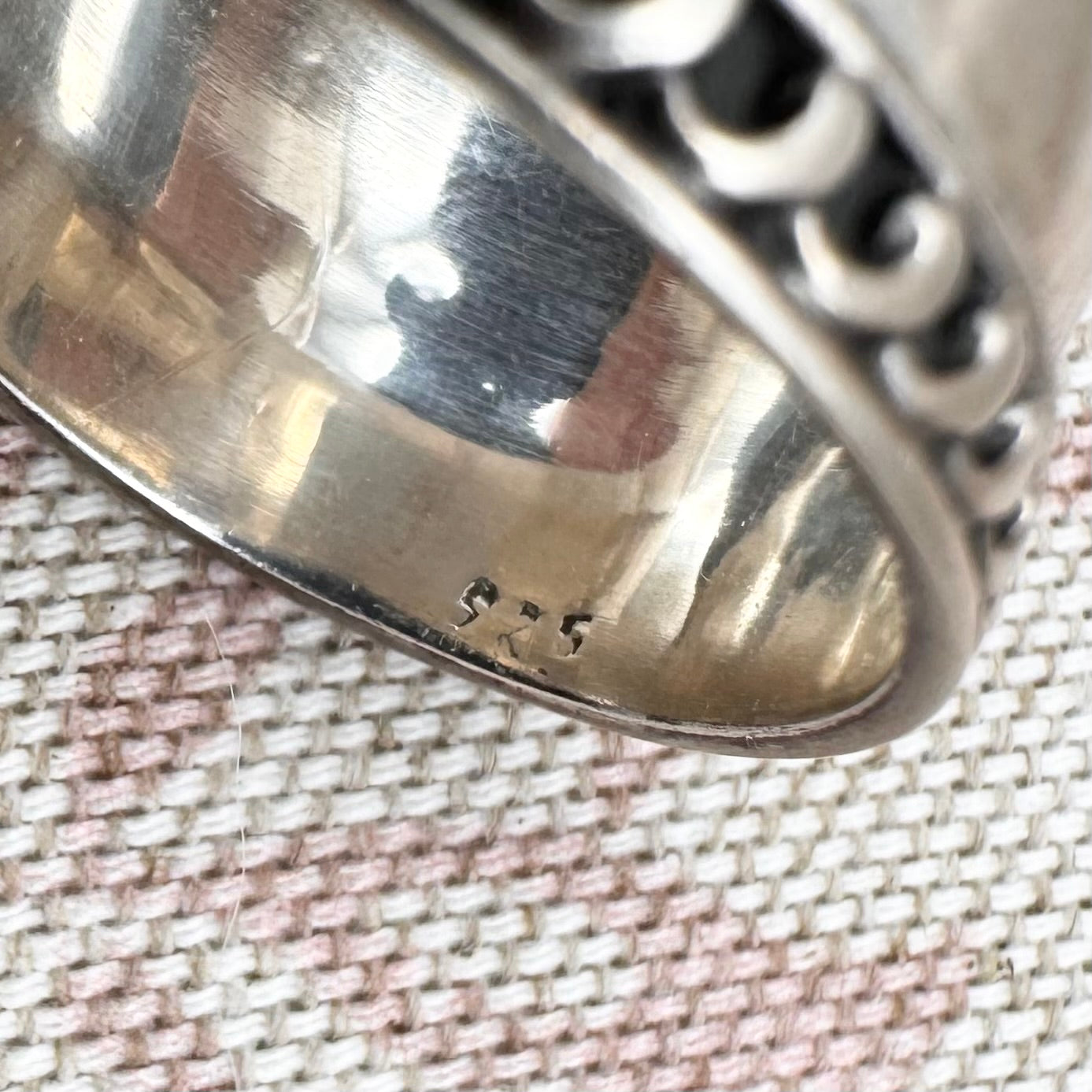 Vintage silver wide band ring with green glass, size R.5/9