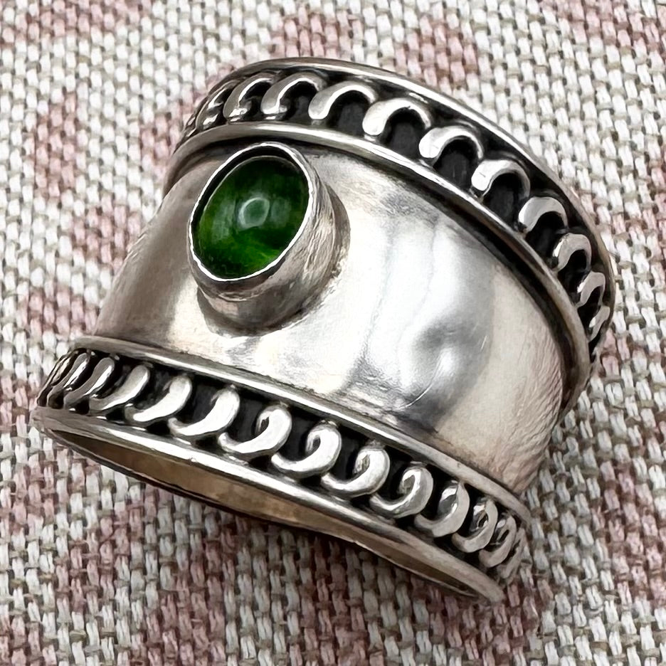 Vintage silver wide band ring with green glass, size R.5/9