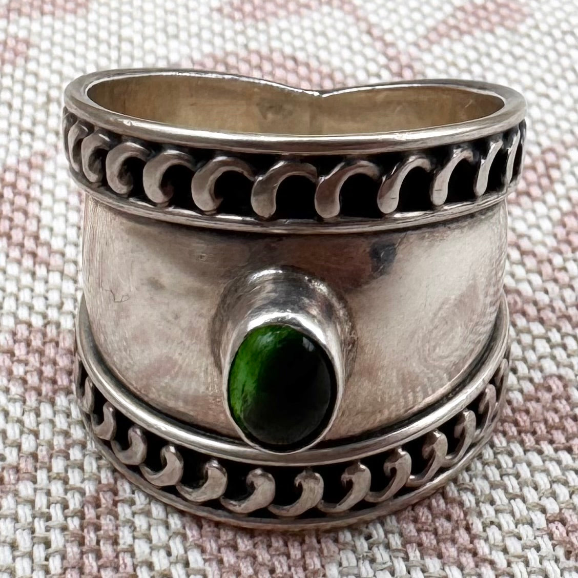 Vintage silver wide band ring with green glass, size R.5/9