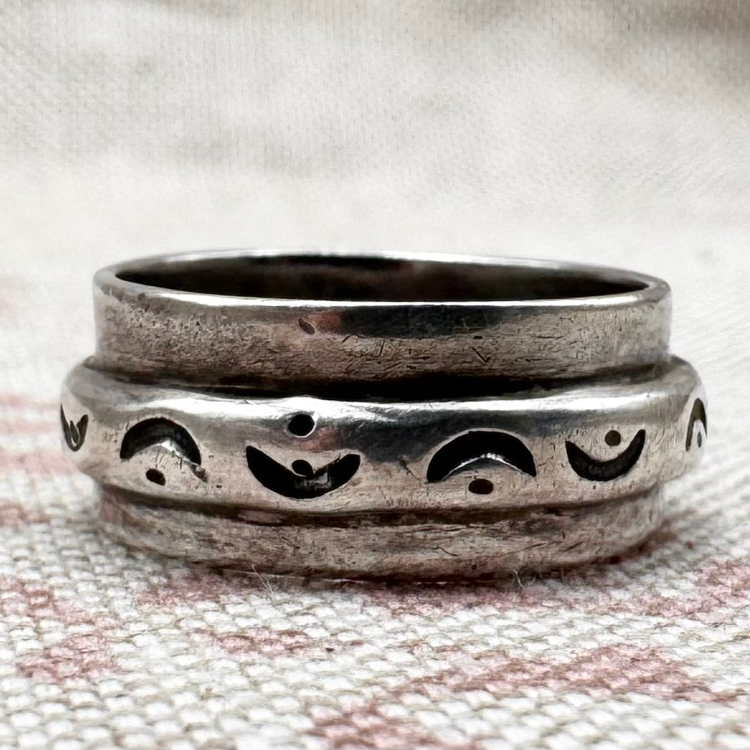 Silver band ring with raised crescent moon design, size M/6