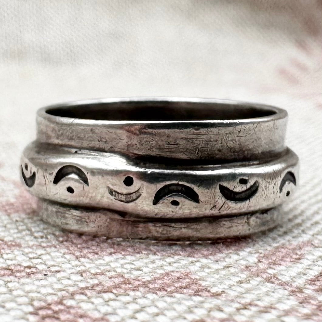 Silver band ring with raised crescent moon design, size M/6