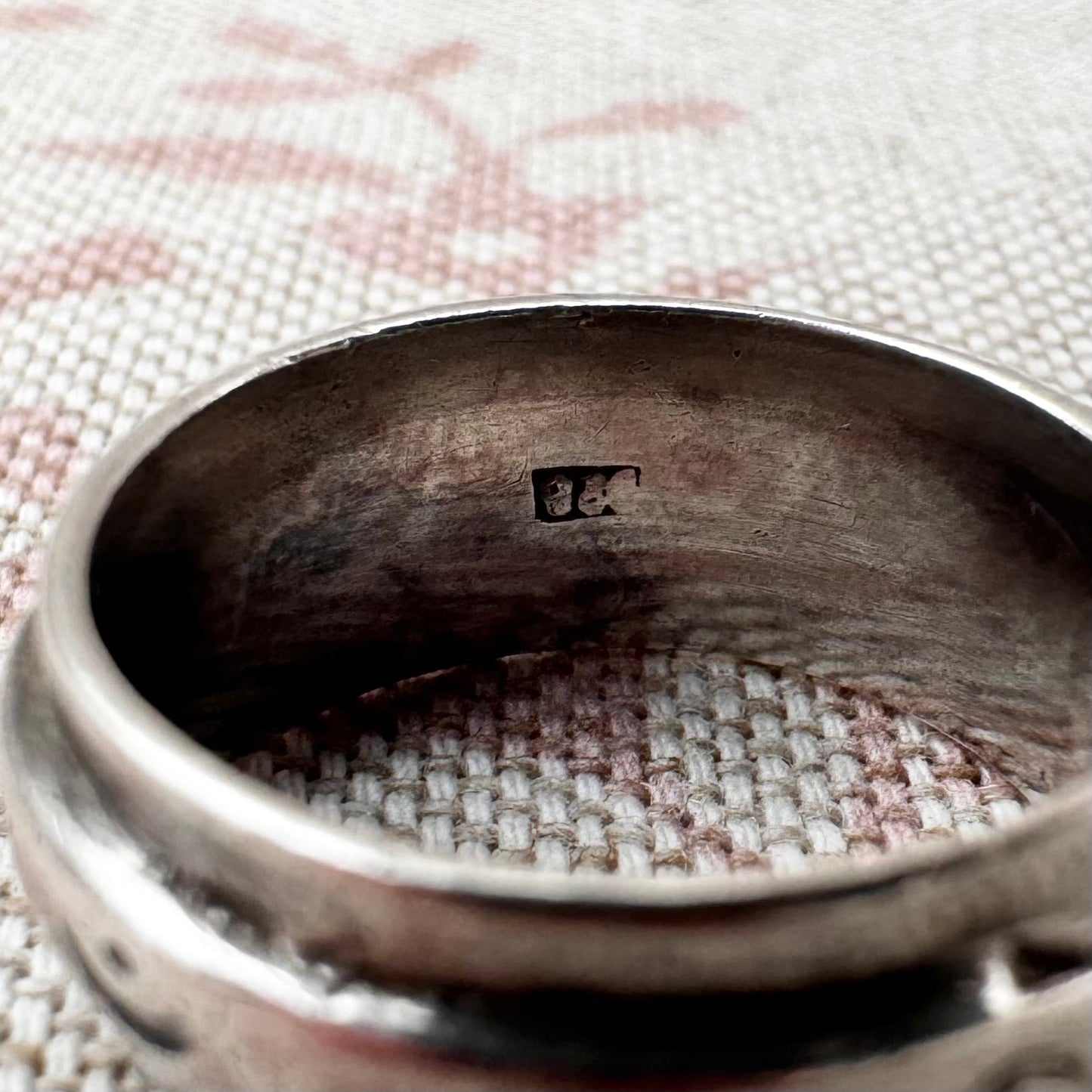 Silver band ring with raised crescent moon design, size M/6