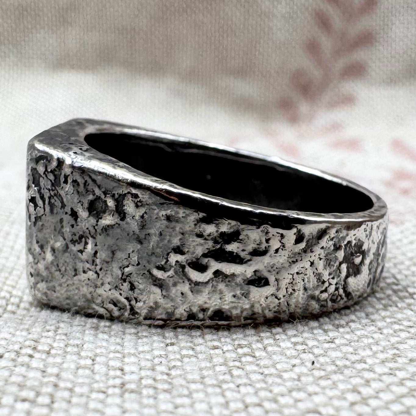 Molten signet ring with engraved ‘E’ letter, size R (US 8.5)
