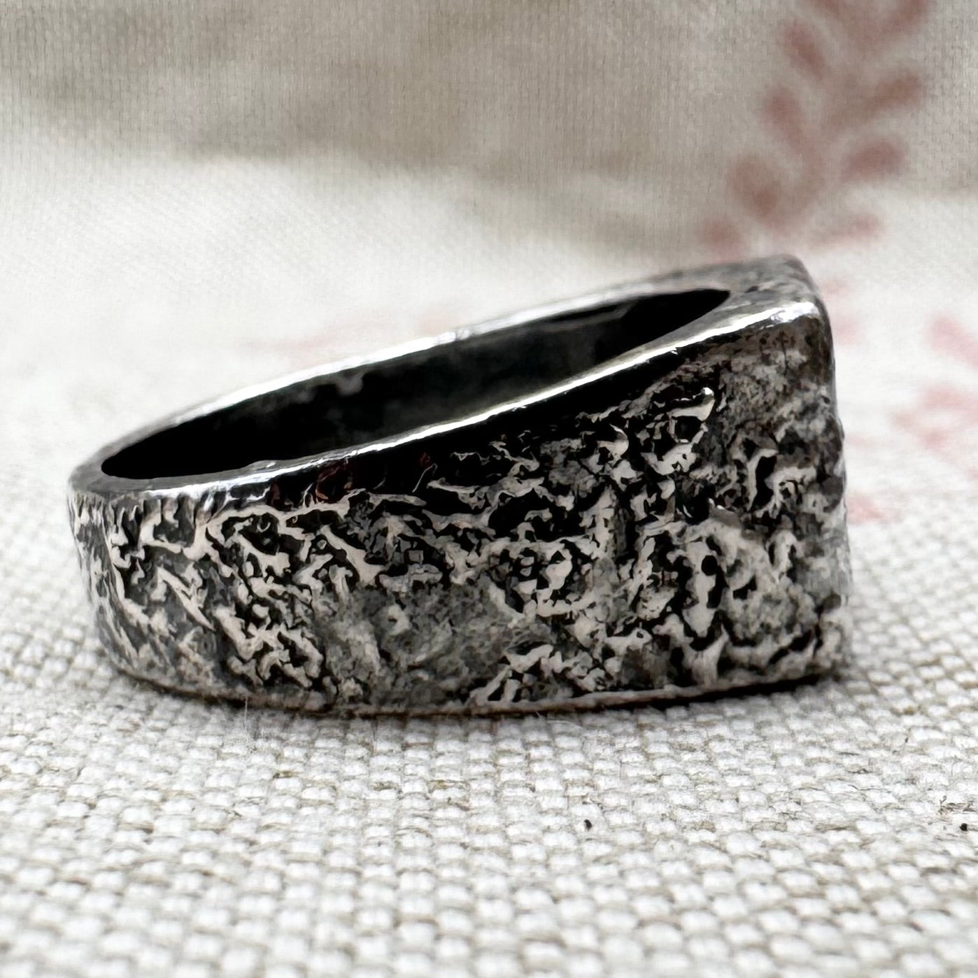 Molten signet ring with engraved ‘E’ letter, size R (US 8.5)