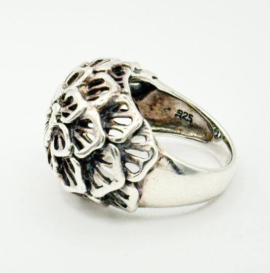 Dome floral ring with central flower and leaf detailing, size M.5/6.5
