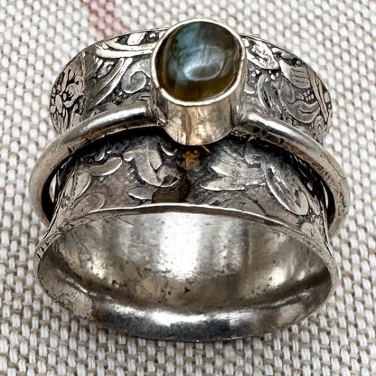 Silver floral spinner ring with labradorite, size O/7