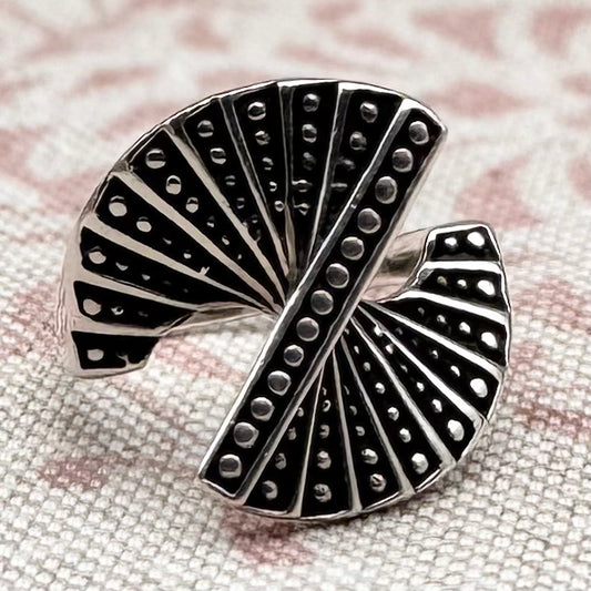Fan-inspired statement ring – minimalist geometric design, size P/7