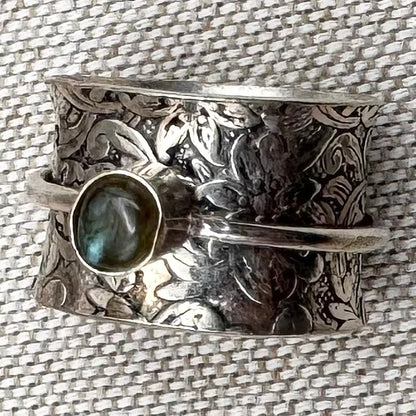 Silver floral spinner ring with labradorite, size O/7