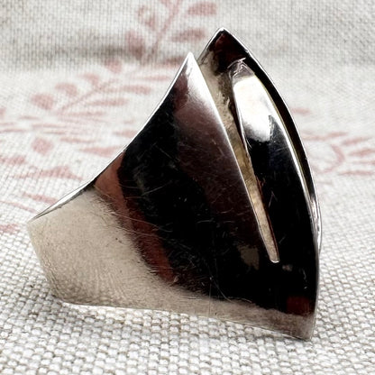 Modernist sculptural ring, size M.5/6.5