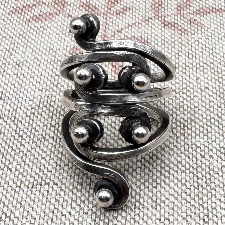 Vintage swirl ring with ball detailing, size I/4