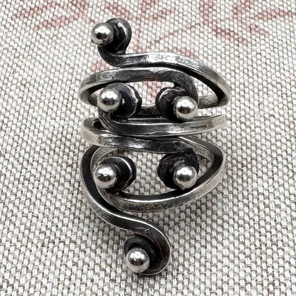 Vintage swirl ring with ball detailing, size I/4