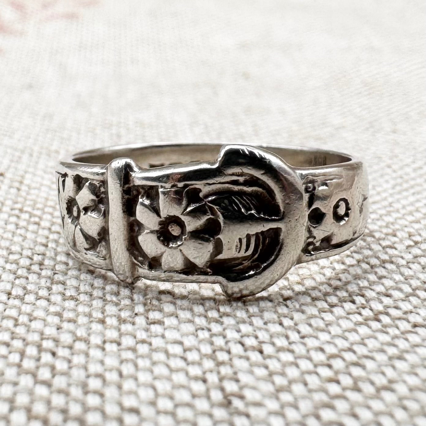 Silver buckle ring with floral detail, hallmarked Birmingham 1977, size M (US 6.25)
