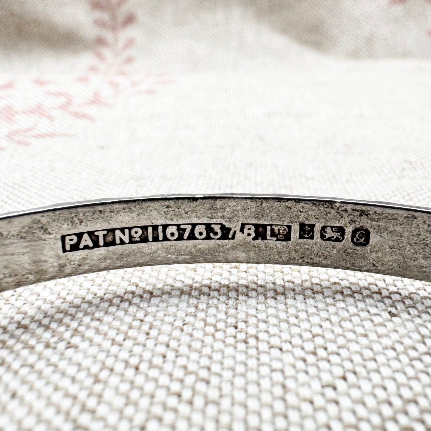 Silver hinged bangle, hallmarked Birmingham 1990