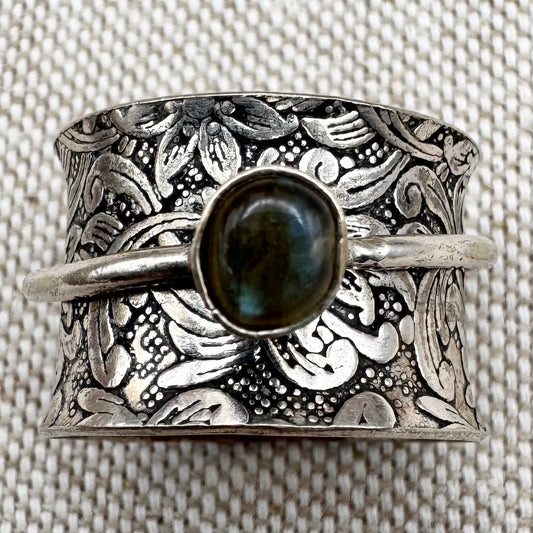 Silver floral spinner ring with labradorite, size O/7