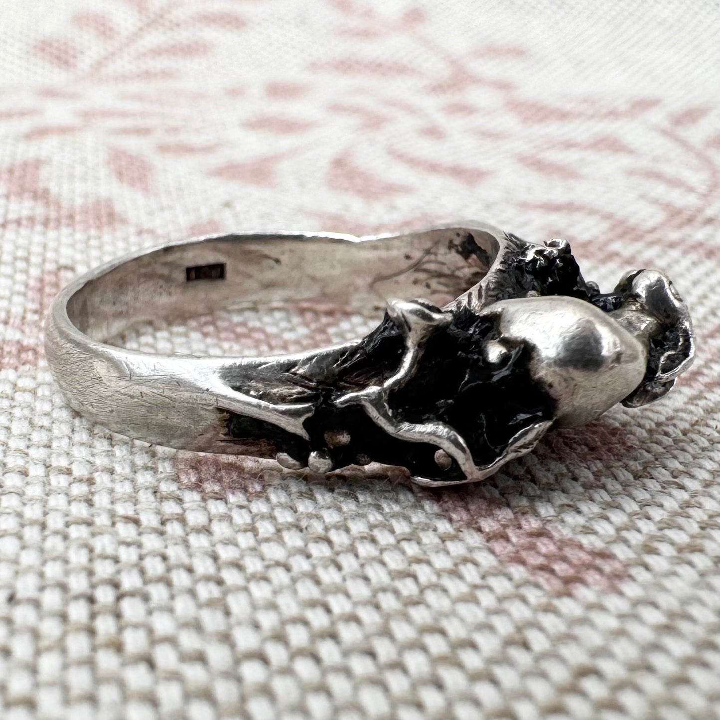 Vintage 'chasing rabbits' silver ring, London 1987, size M.5/6.5