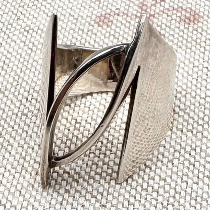Modernist sculptural ring, size M.5/6.5