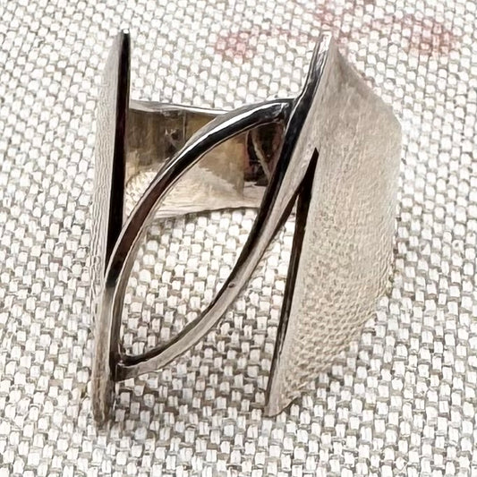 Modernist sculptural ring, size M.5/6.5