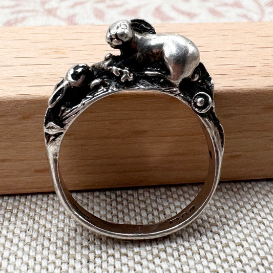 Vintage 'chasing rabbits' silver ring, London 1987, size M.5/6.5