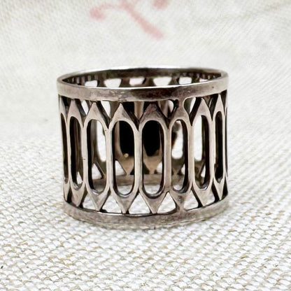 Vintage gold sandstone ring with gothic flair, size I.5/4.5