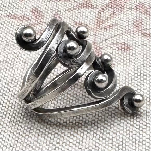 Vintage swirl ring with ball detailing, size I/4