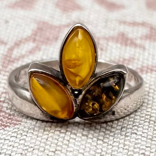 Amber leaf ring – multi-tone Baltic amber, size O/7