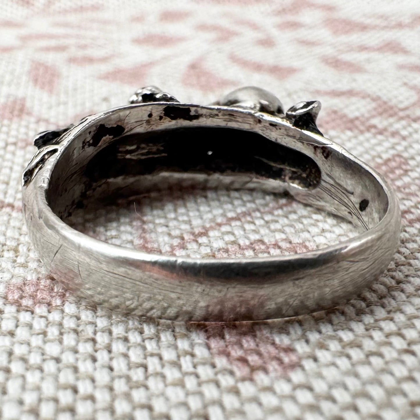 Vintage 'chasing rabbits' silver ring, London 1987, size M.5/6.5