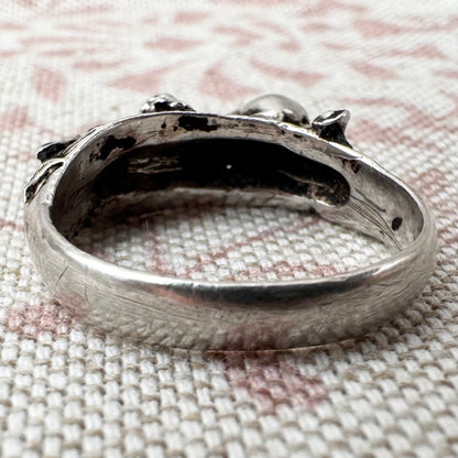 Vintage 'chasing rabbits' silver ring, London 1987, size M.5/6.5
