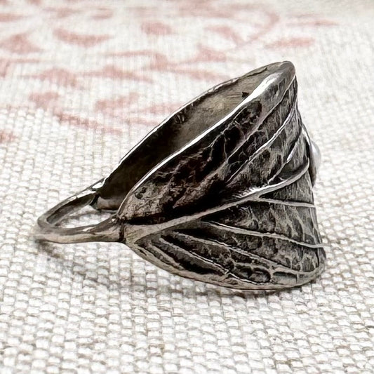 Leaf ring with pearl detail, size L/5.5
