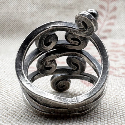 Vintage swirl ring with ball detailing, size I/4