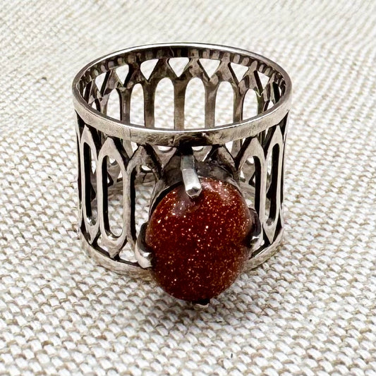 Vintage gold sandstone ring with gothic flair, size I.5/4.5