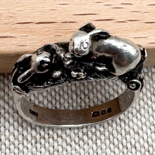 Vintage 'chasing rabbits' silver ring, London 1987, size M.5/6.5