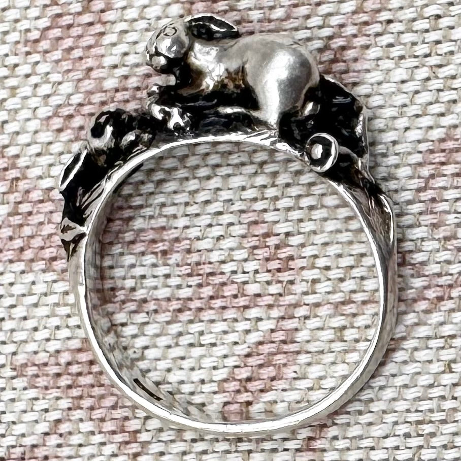 Vintage 'chasing rabbits' silver ring, London 1987, size M.5/6.5