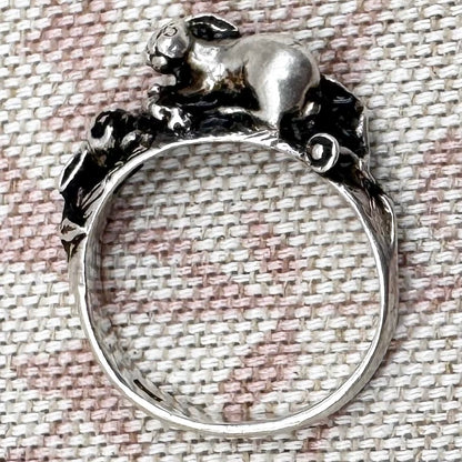 Vintage 'chasing rabbits' silver ring, London 1987, size M.5/6.5