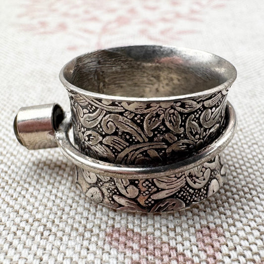 Silver floral spinner ring with labradorite, size O/7