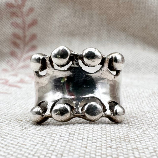 Silver band ring with raised bead detailing, size M (US 6)