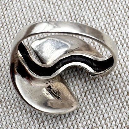 Fan-inspired statement ring – minimalist geometric design, size P/7