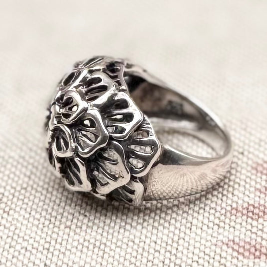 Dome floral ring with central flower and leaf detailing, size M.5/6.5