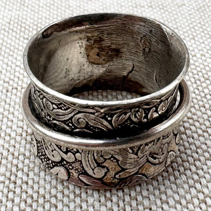 Silver floral spinner ring with labradorite, size O/7