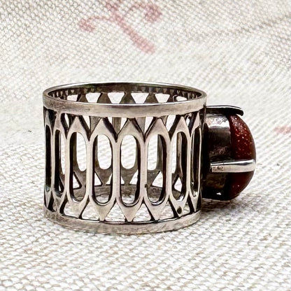 Vintage gold sandstone ring with gothic flair, size I.5/4.5