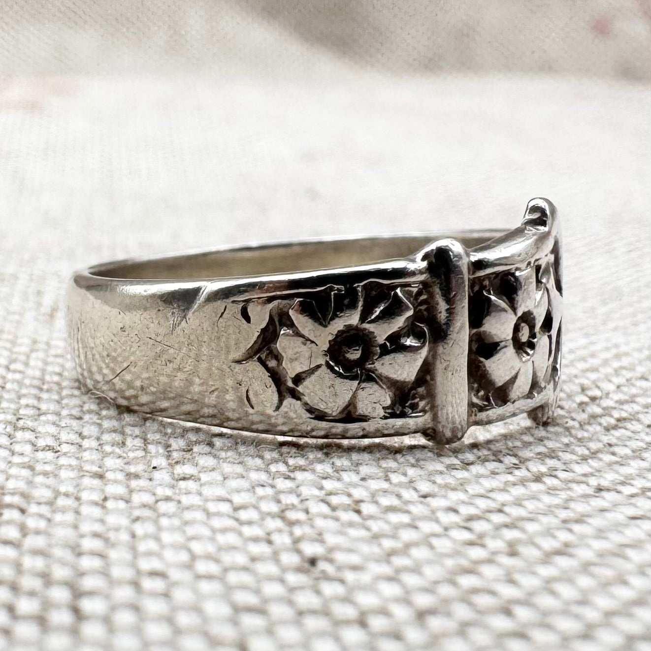Silver buckle ring with floral detail, hallmarked Birmingham 1977, size M (US 6.25)