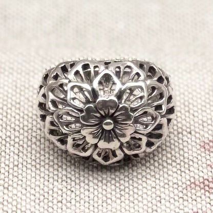 Dome floral ring with central flower and leaf detailing, size M.5/6.5