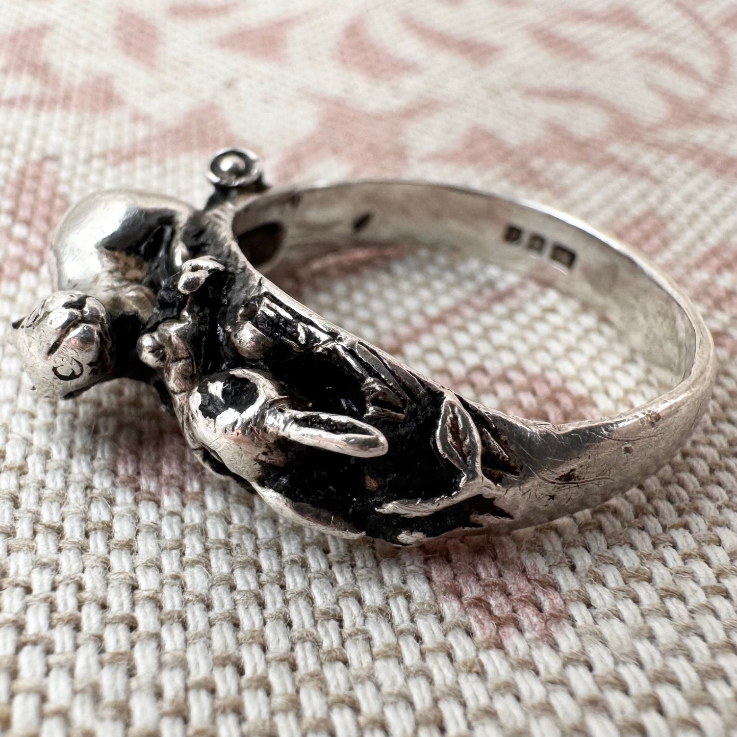 Vintage 'chasing rabbits' silver ring, London 1987, size M.5/6.5