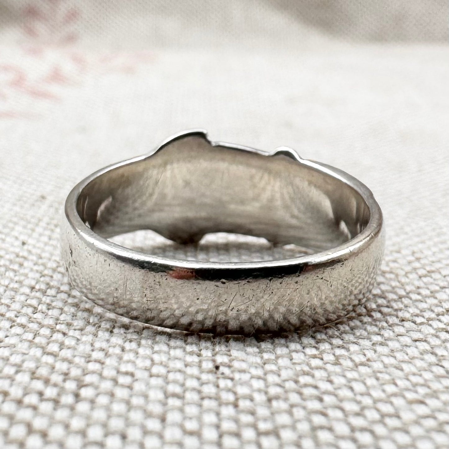 Silver buckle ring with floral detail, hallmarked Birmingham 1977, size M (US 6.25)