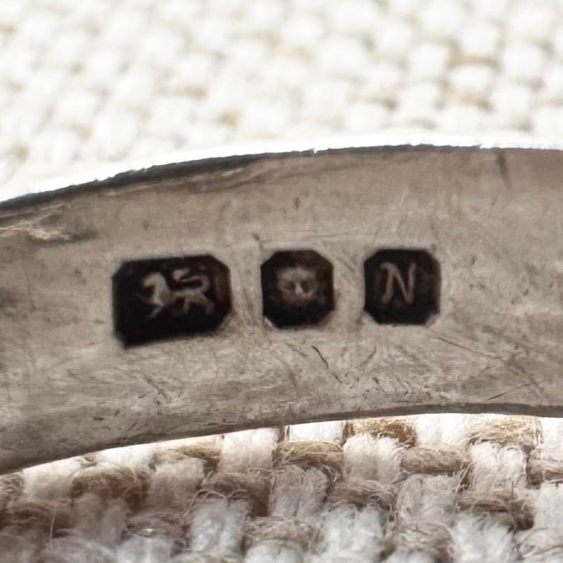 Vintage 'chasing rabbits' silver ring, London 1987, size M.5/6.5