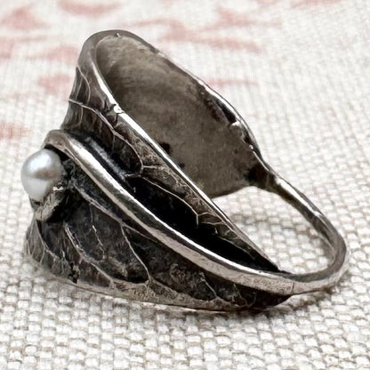 Leaf ring with pearl detail, size L/5.5