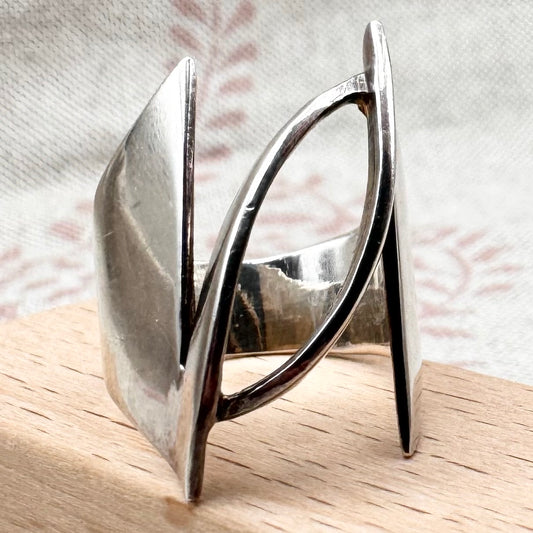 Modernist sculptural ring, size M.5/6.5