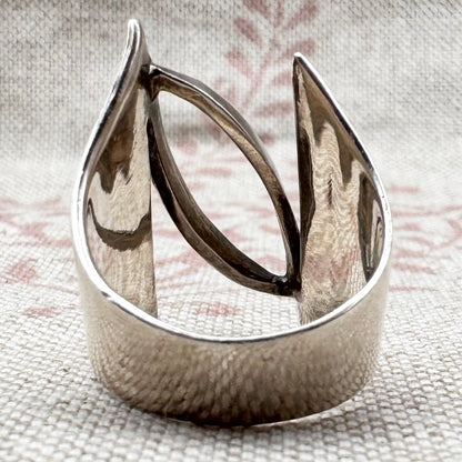 Modernist sculptural ring, size M.5/6.5