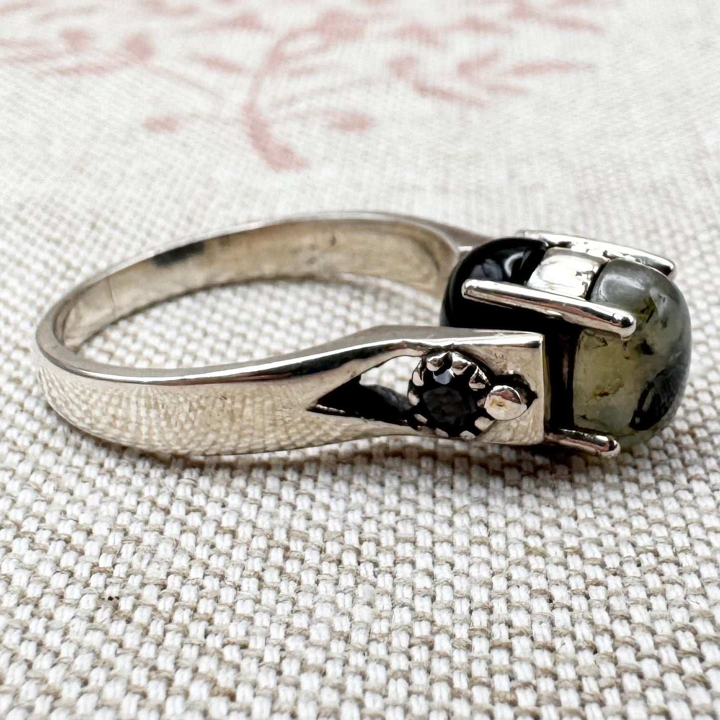 Spinner ring with moss agate & black onyx, size T/9.5