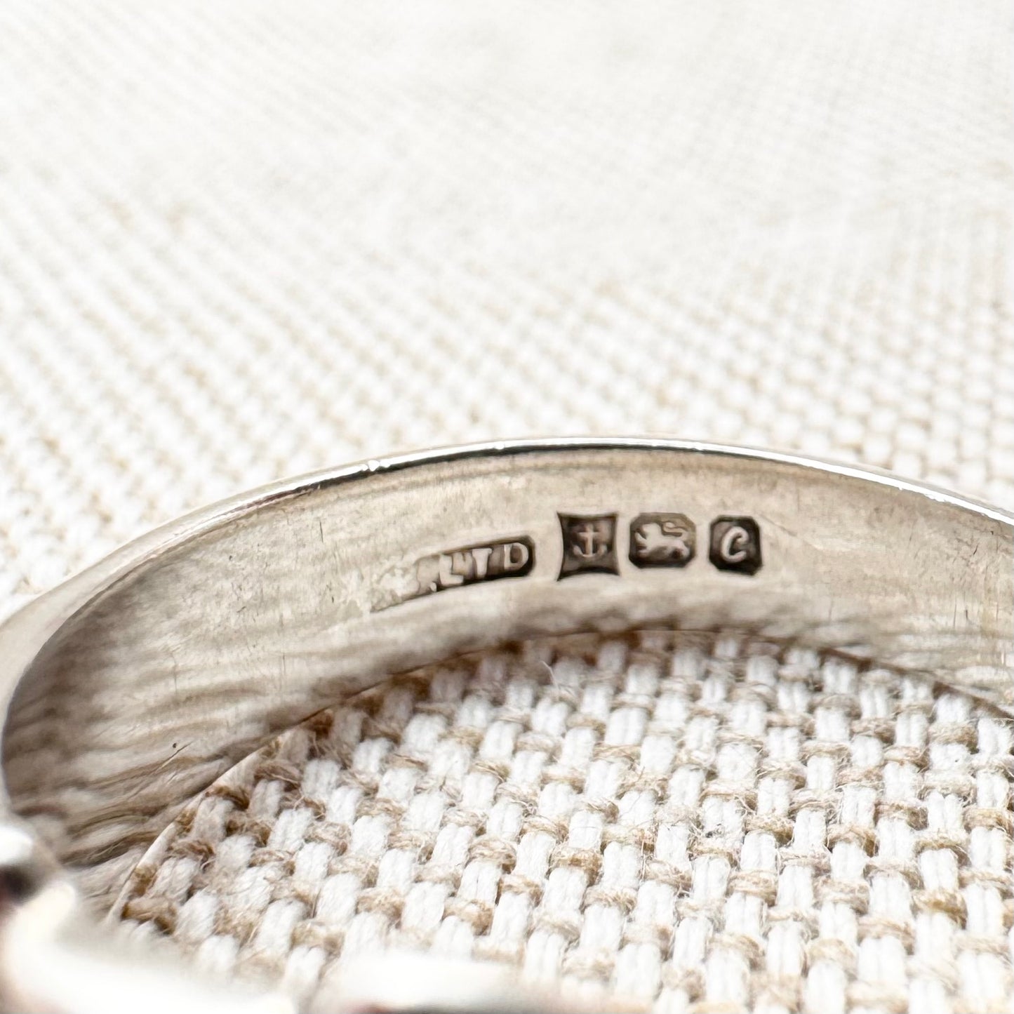 Silver buckle ring with floral detail, hallmarked Birmingham 1977, size M (US 6.25)